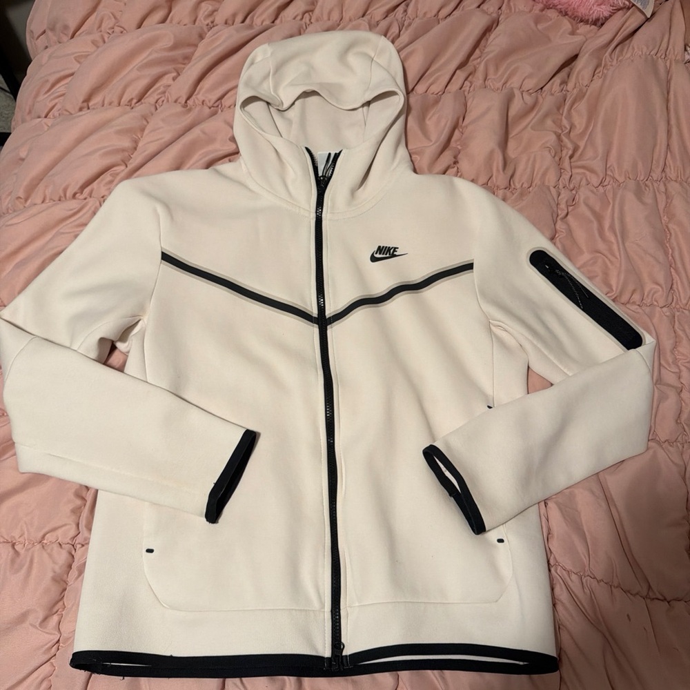 Nike Tech -Barley worn